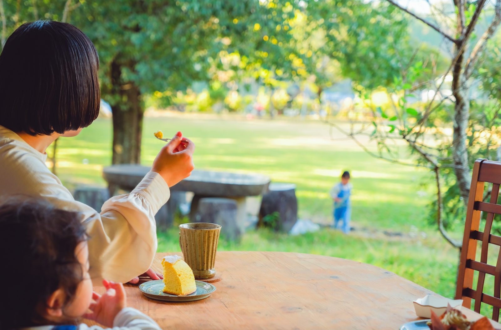 山鹿和栗洋菓子店Ａｎ（杏）でケーキを食べながらお子さんが遊ぶ様子を見守る